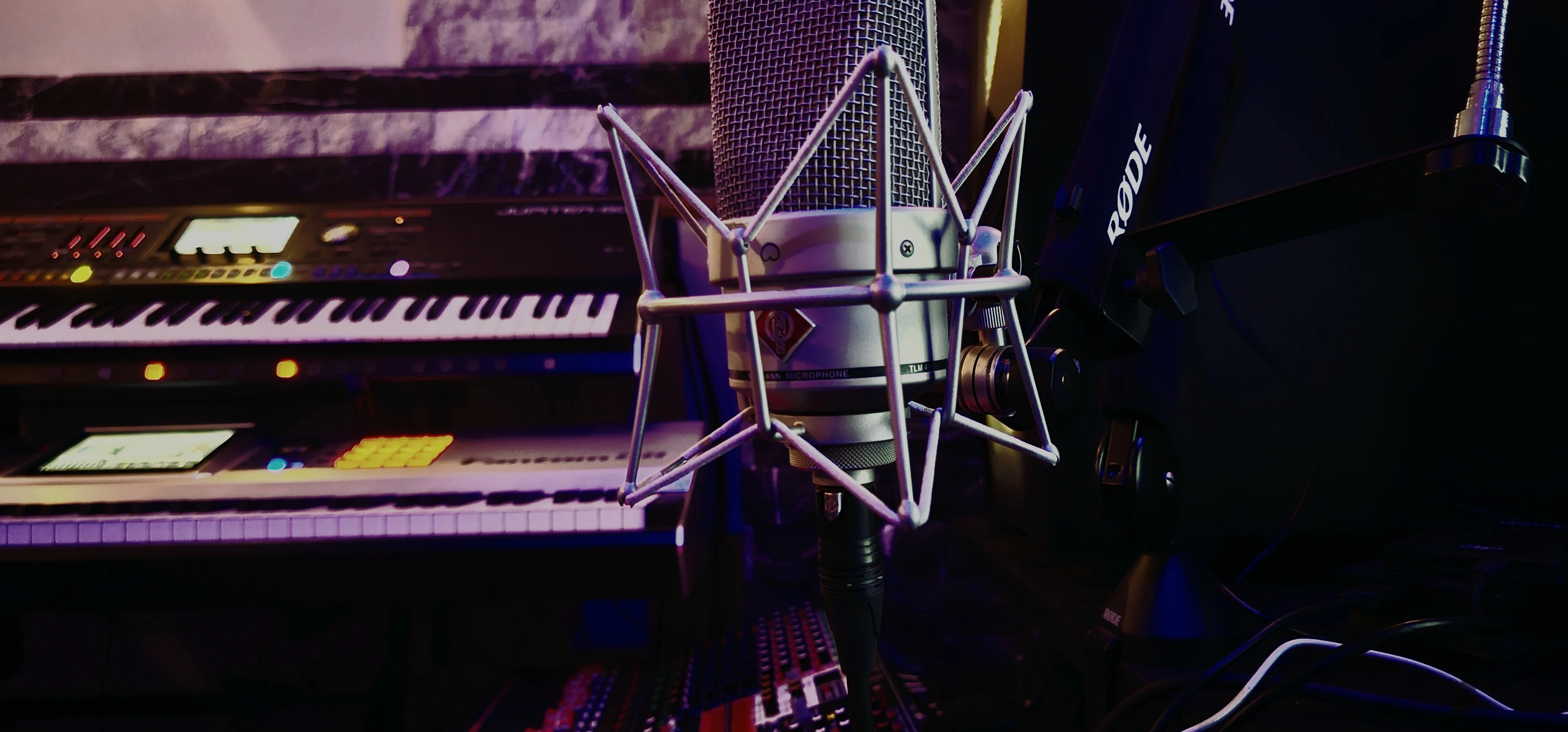 Micrófono profesional y teclados en el estudio de Alberto Aché