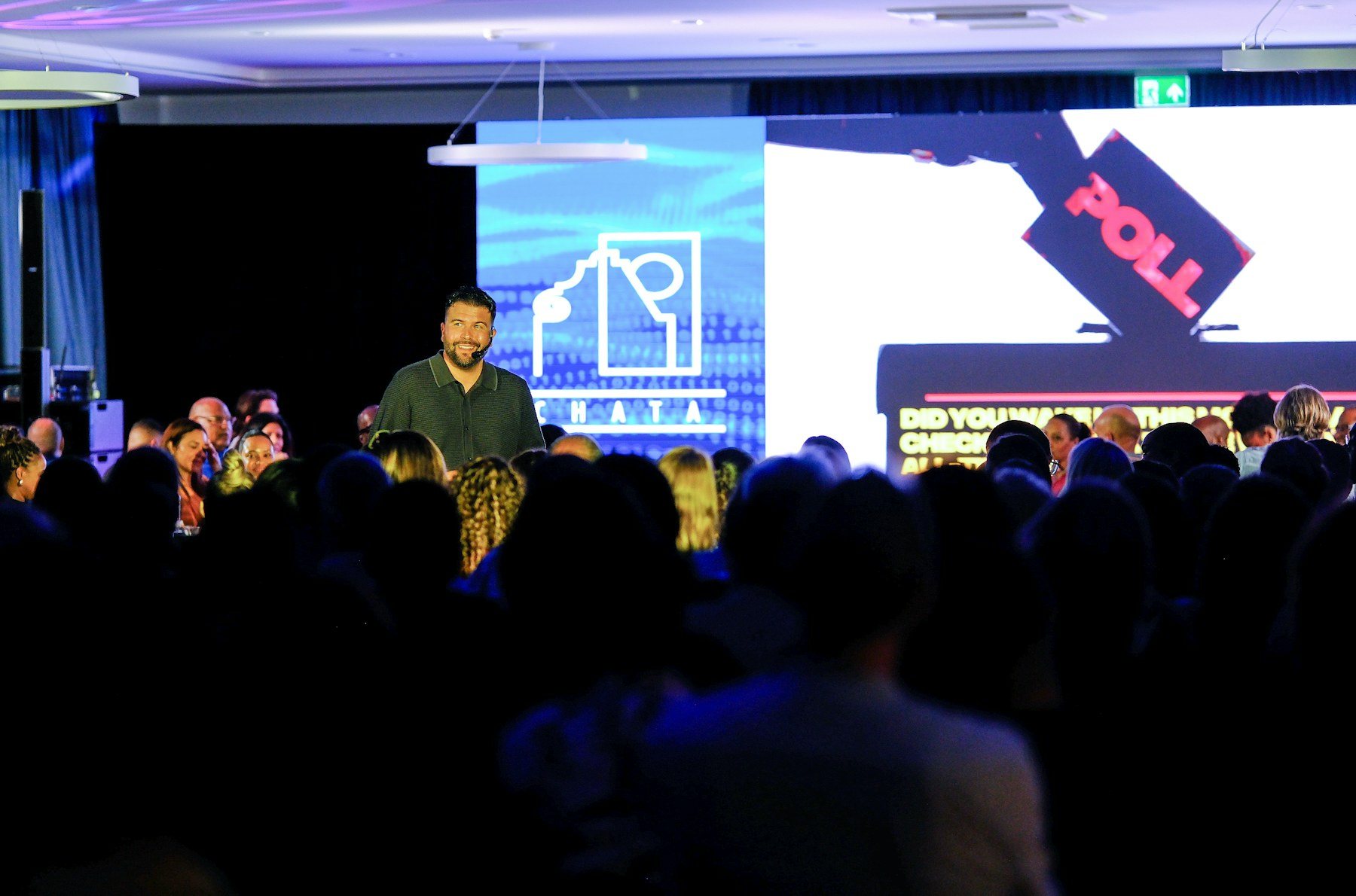 Evento corporativo con escenario y público para una producción musical institucional